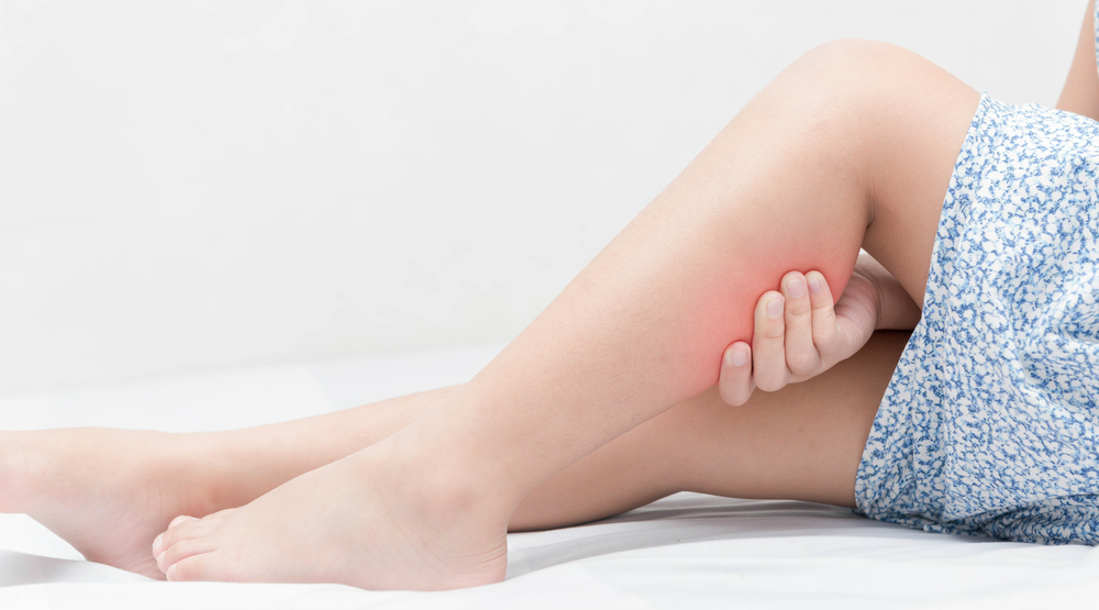 Судороги в ногах: в чем причина и как лечить